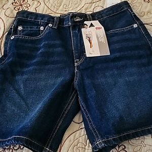 Levis girlfriend midi shorts